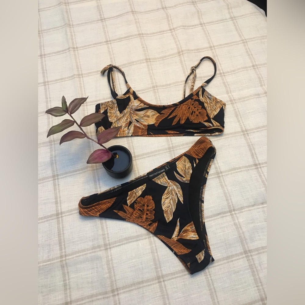 PrettyLittle Thing Leaf Print bikini top and Bottom Set | Size 2 | pre-owned